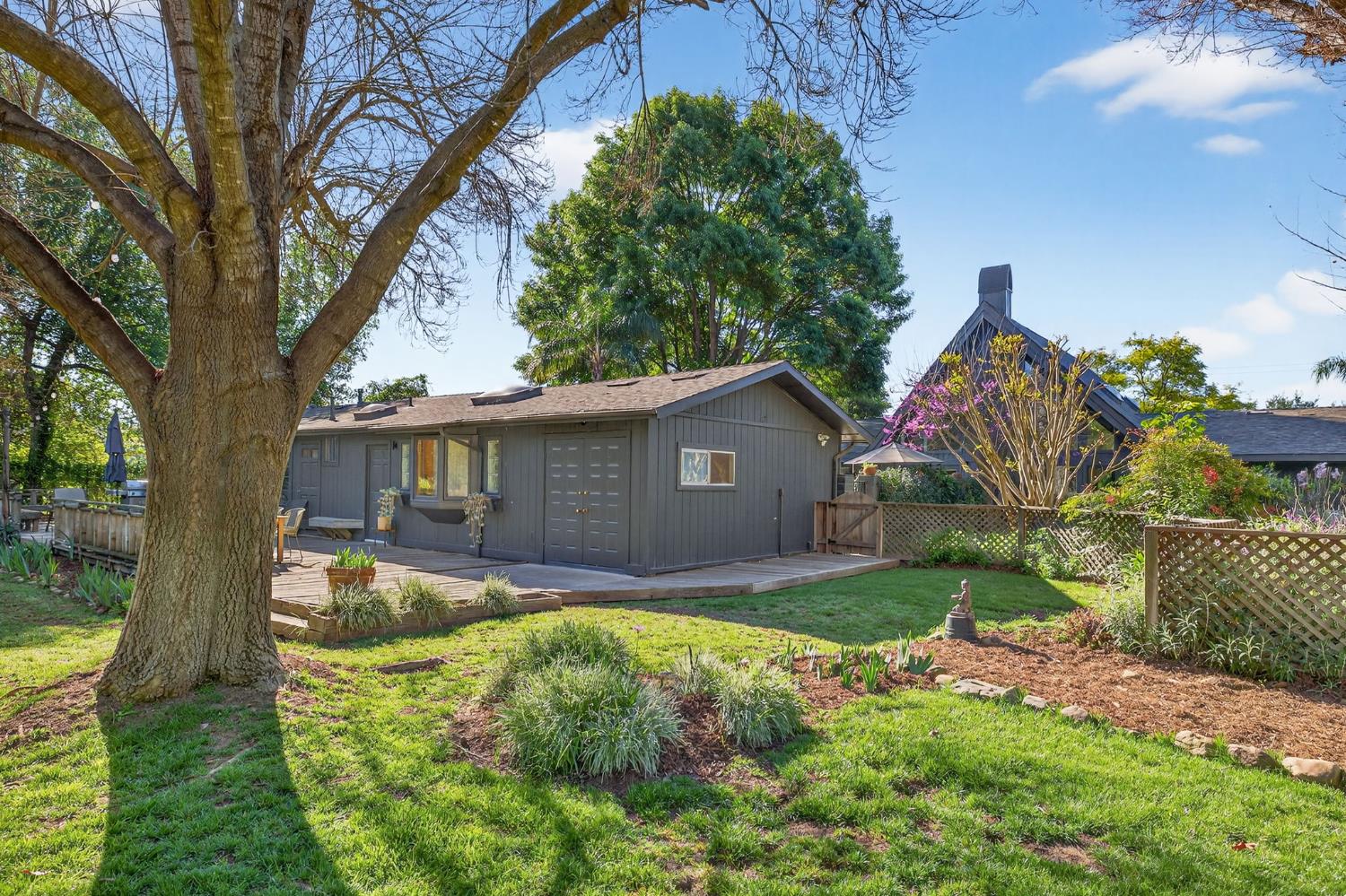 1015 W El Roblar Drive