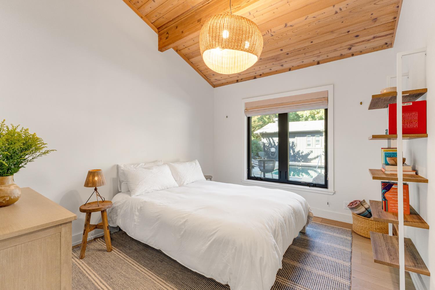 1015 W El Roblar Drive