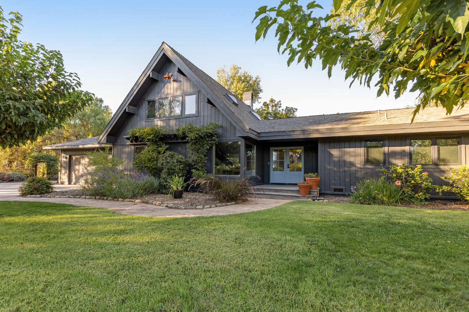 1015 W El Roblar Drive