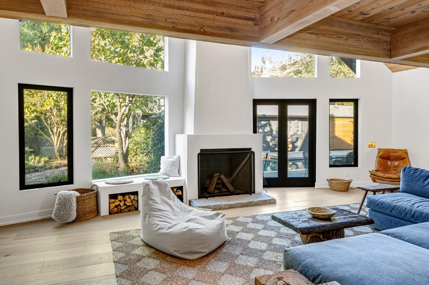 1015 W El Roblar Drive