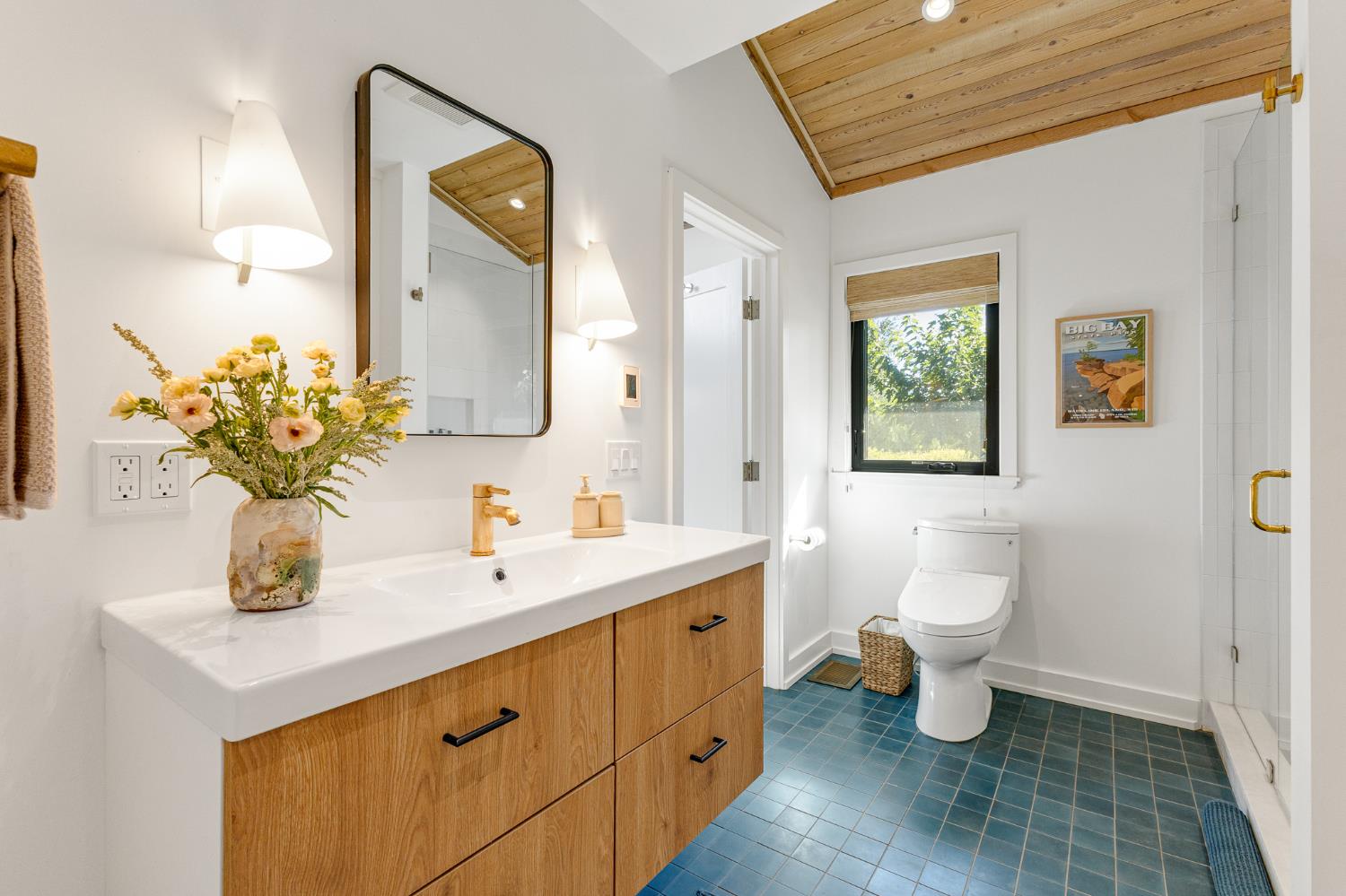 1015 W El Roblar Drive