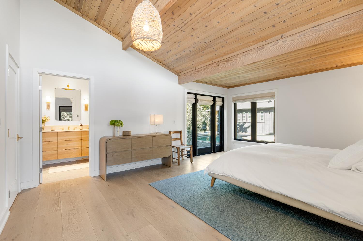 1015 W El Roblar Drive