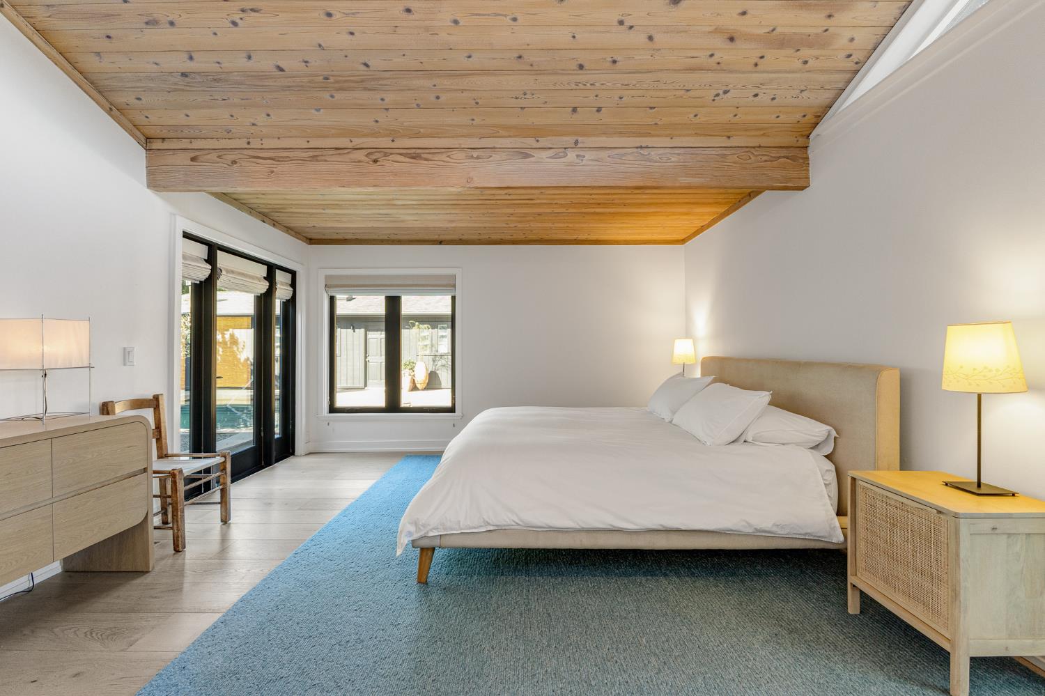 1015 W El Roblar Drive