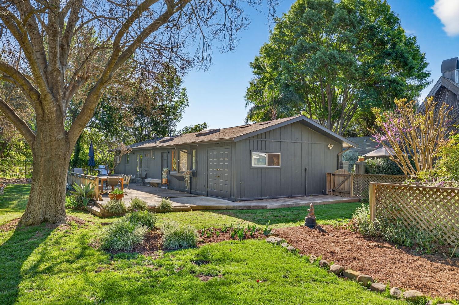 1015 W El Roblar Drive