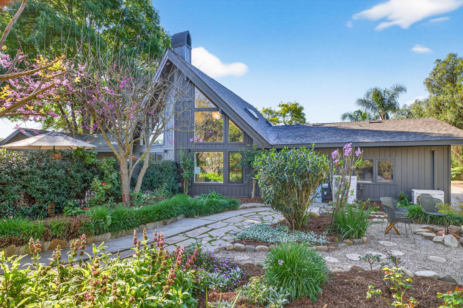 1015 W El Roblar Drive