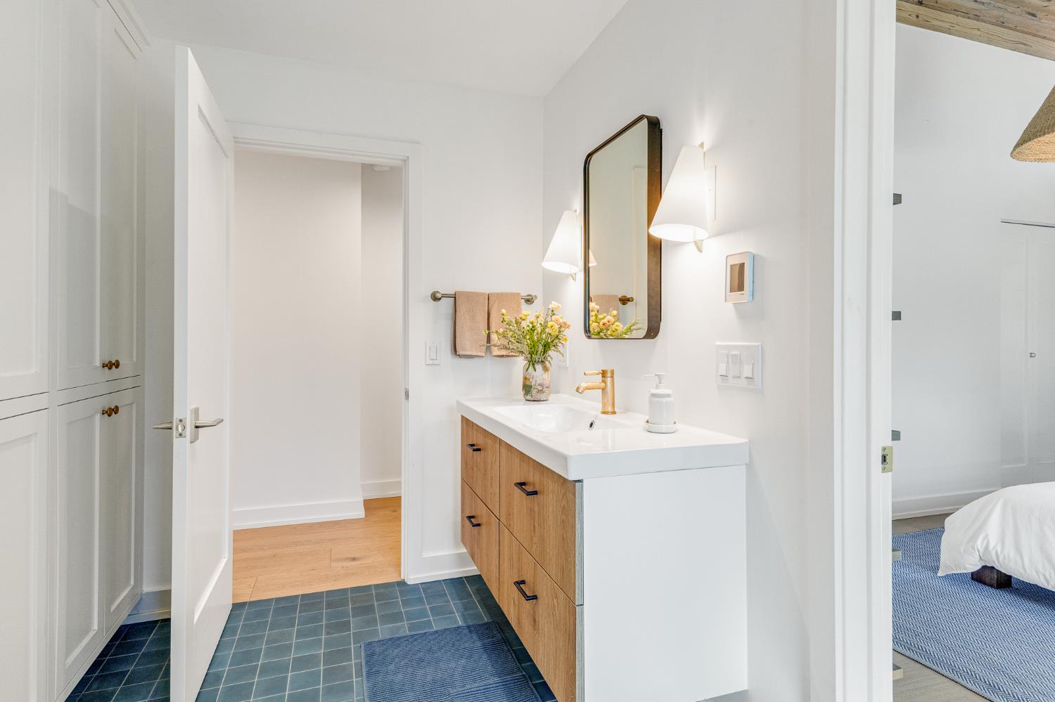 1015 W El Roblar Drive