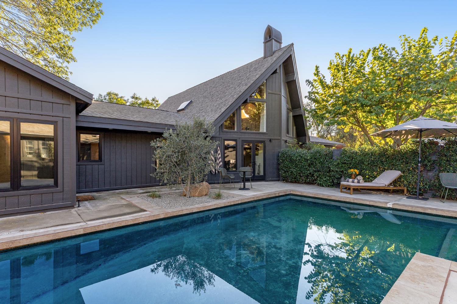 1015 W El Roblar Drive