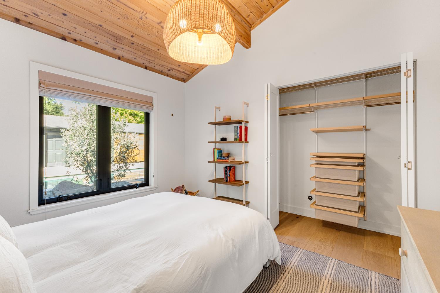 1015 W El Roblar Drive