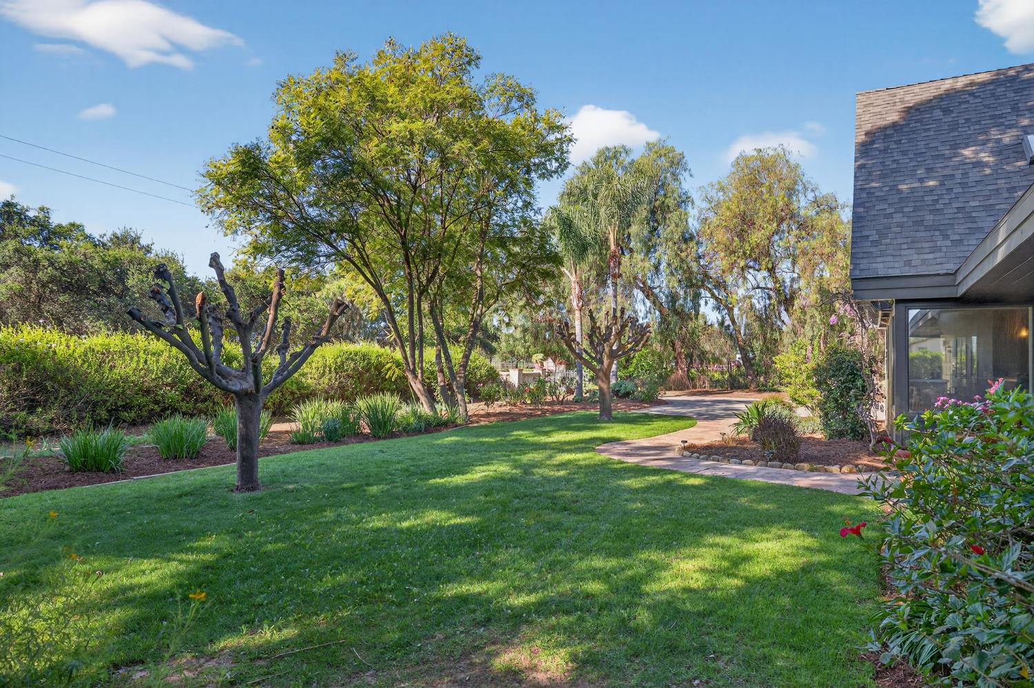 1015 W El Roblar Drive