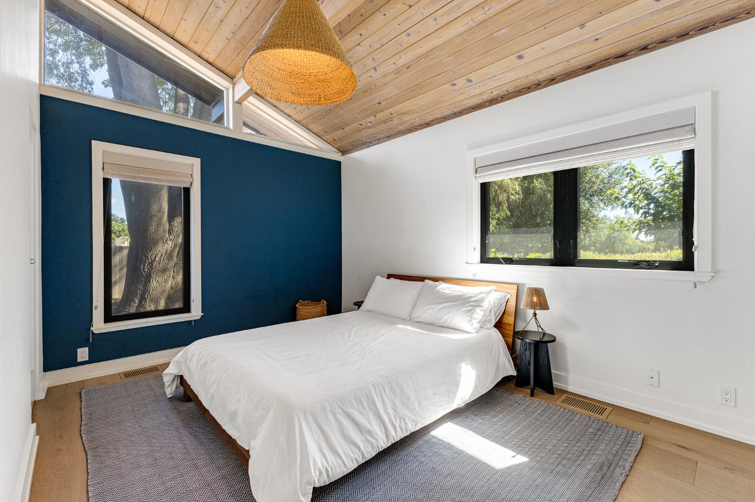 1015 W El Roblar Drive