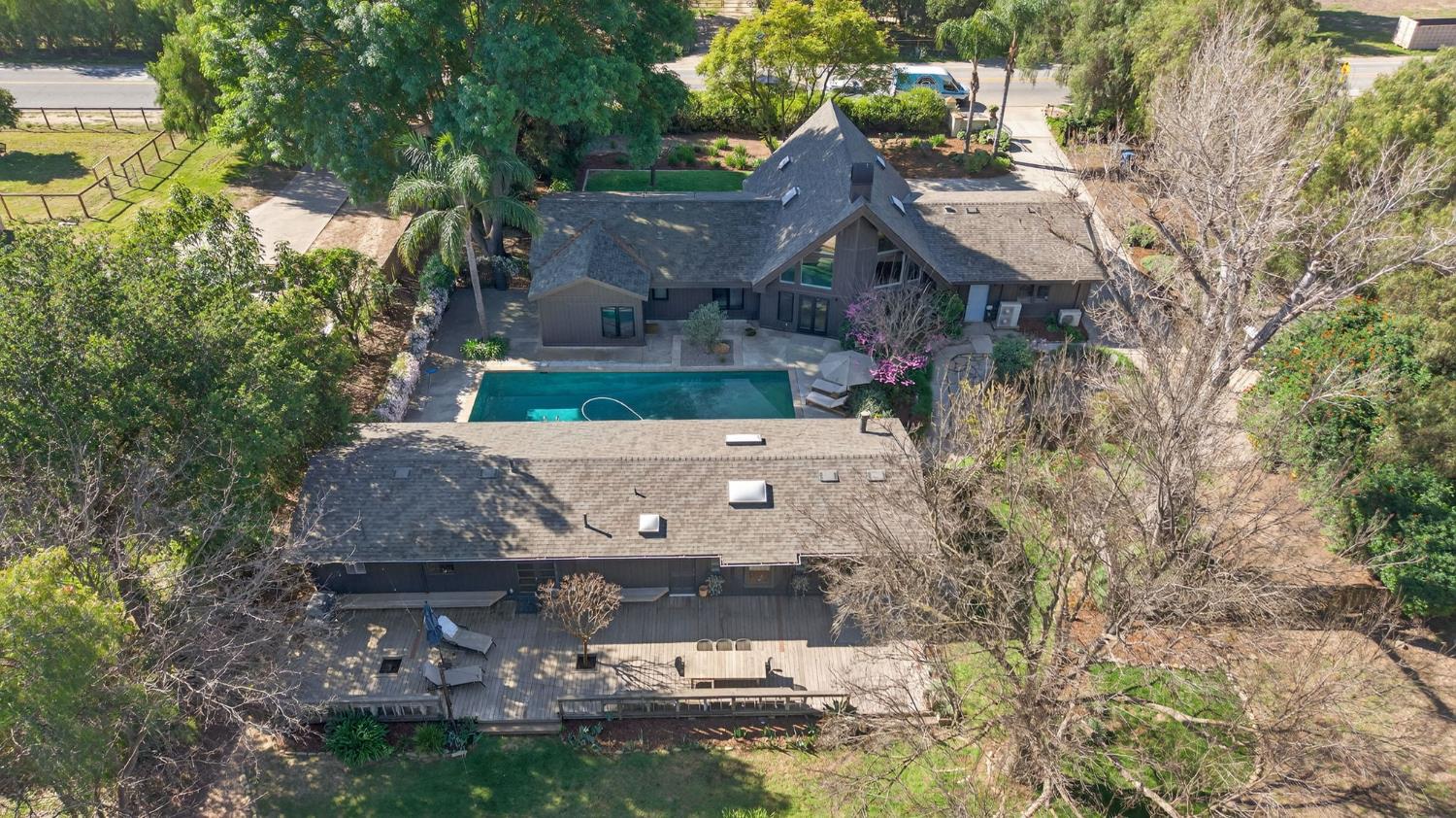 1015 W El Roblar Drive