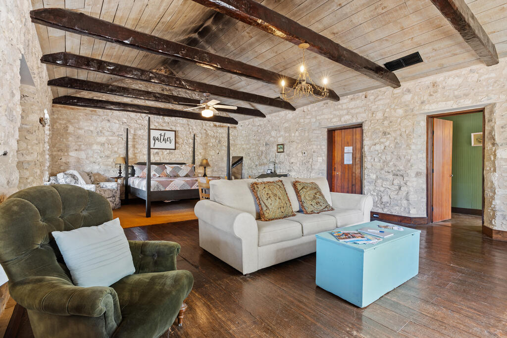 320 W Main St
