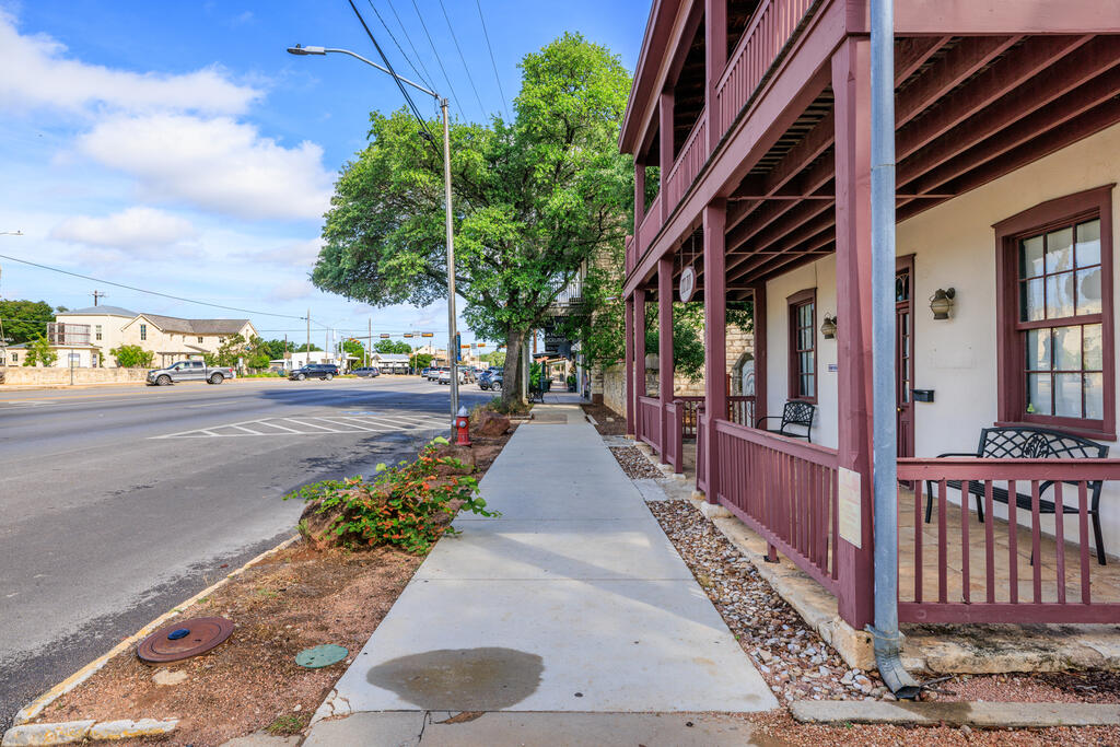 320 W Main St