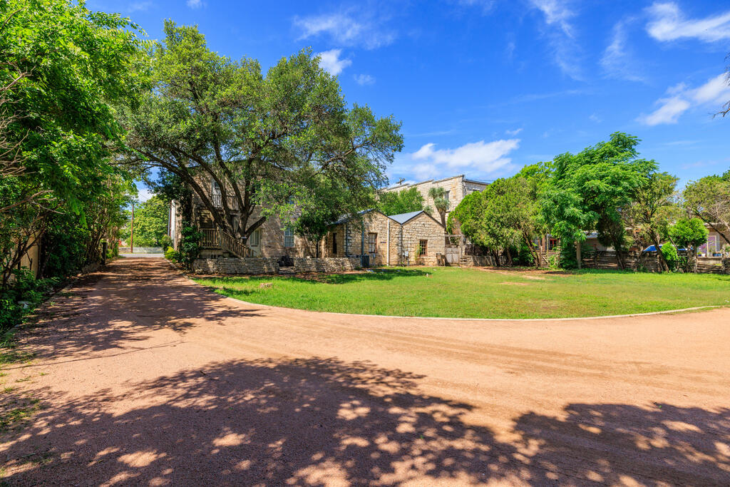 320 W Main St