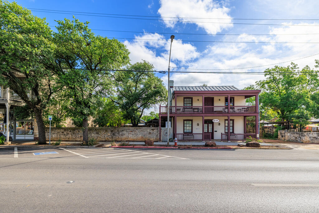 320 W Main St