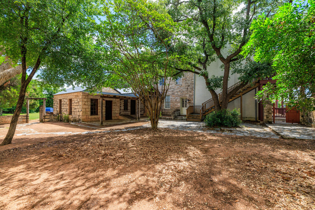 320 W Main St