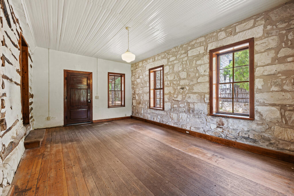 320 W Main St