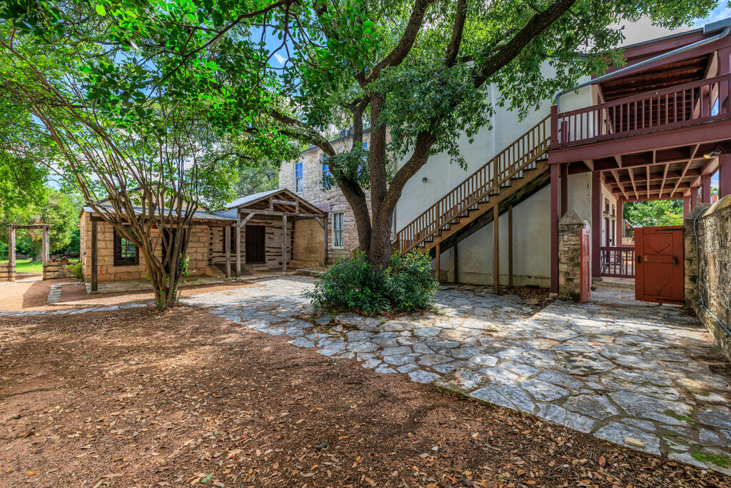 320 W Main St