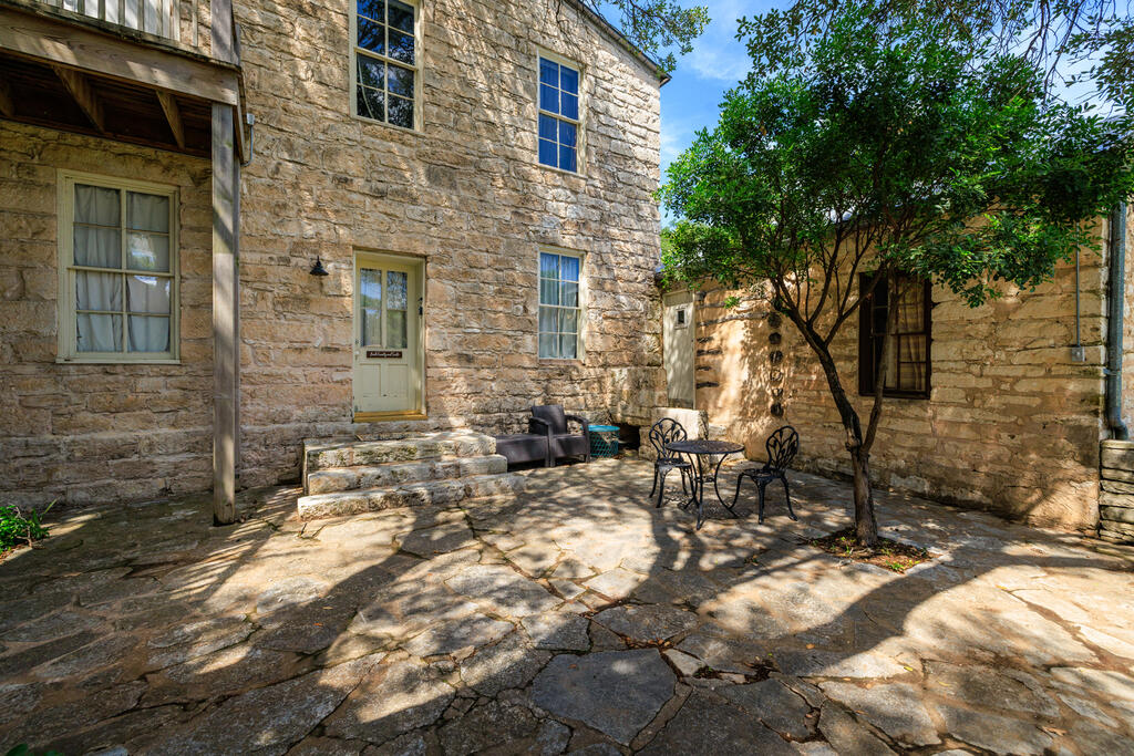 320 W Main St