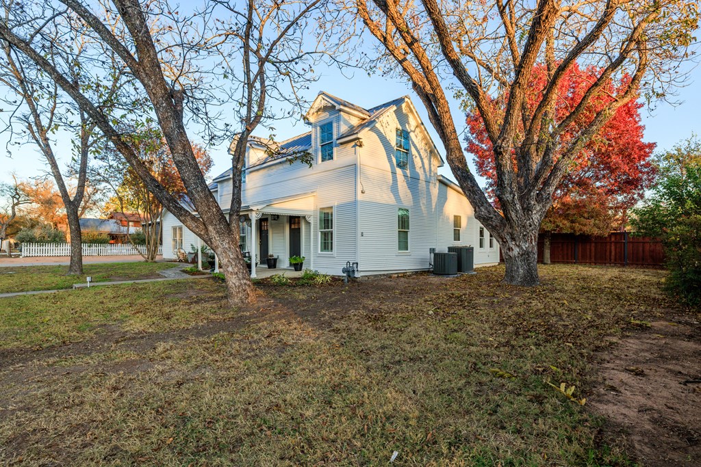 403 N Pecan St