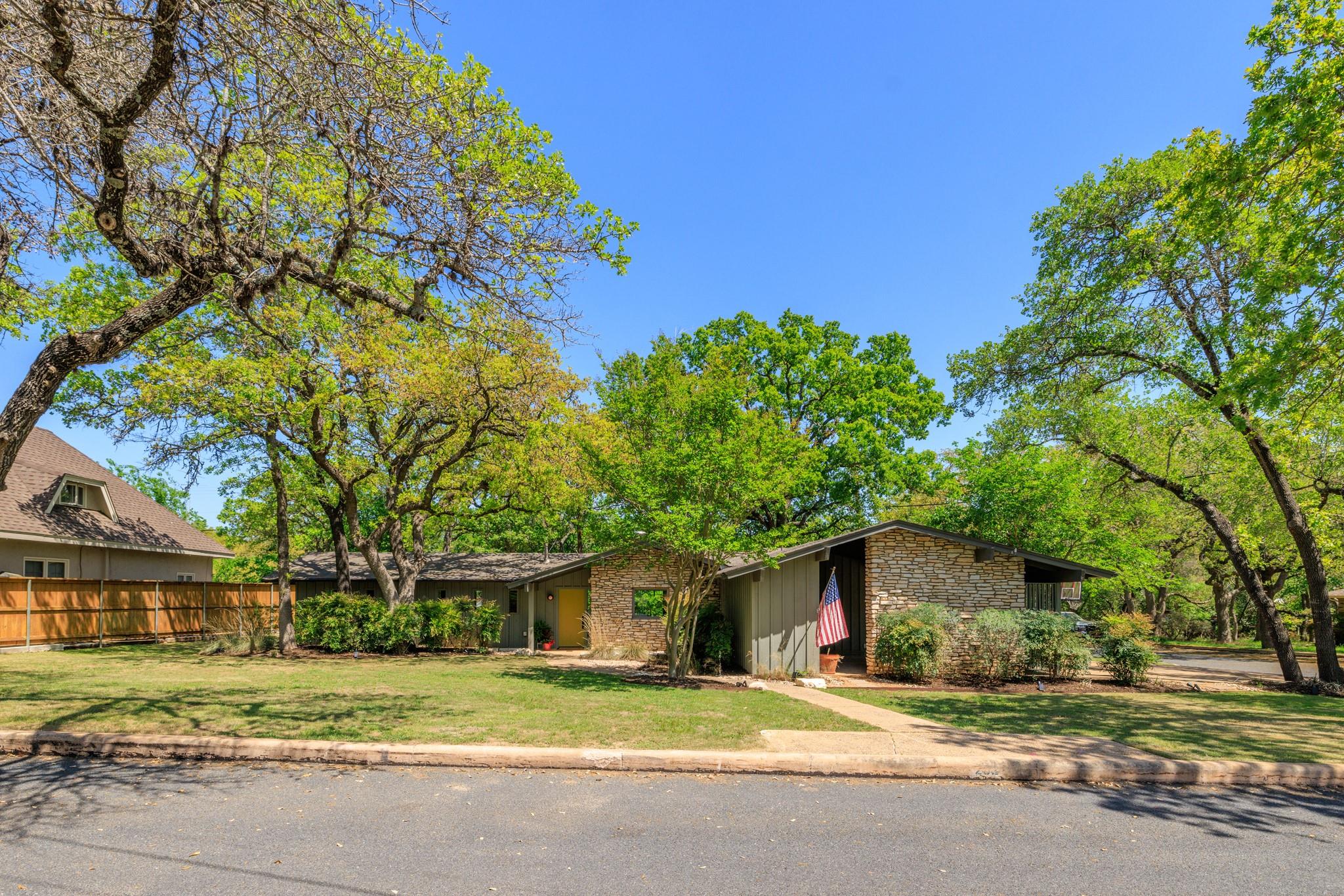 202 Tanglewood DR