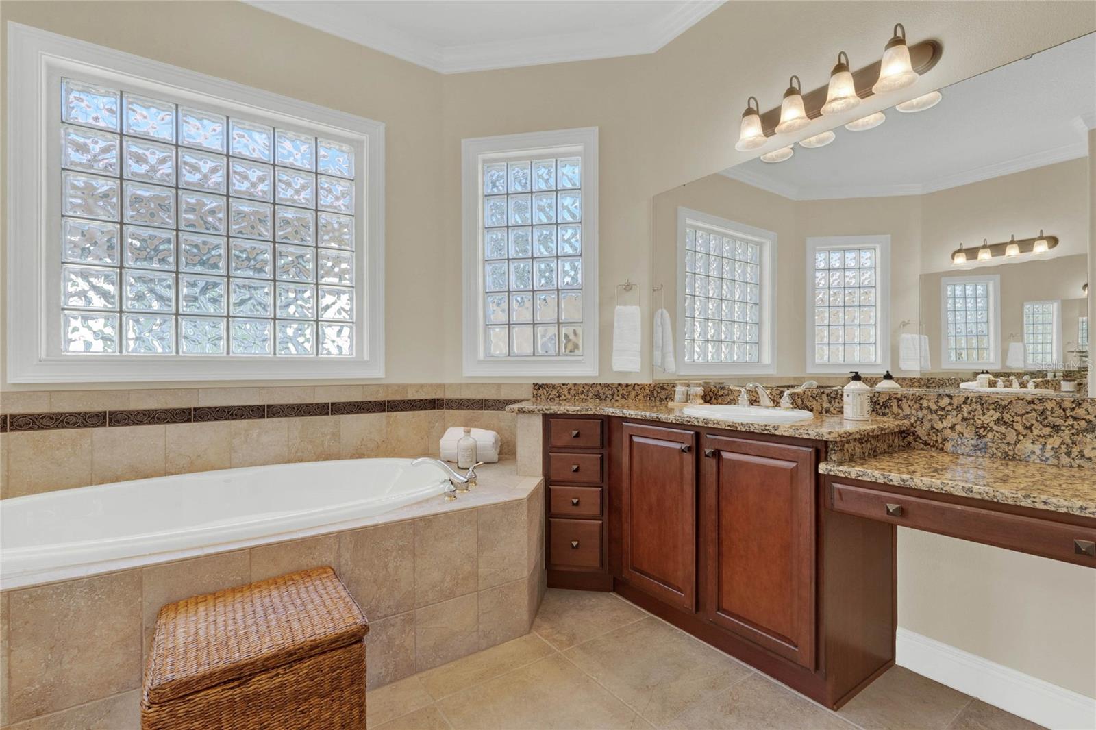 142 RANCHO MIRAGE DR