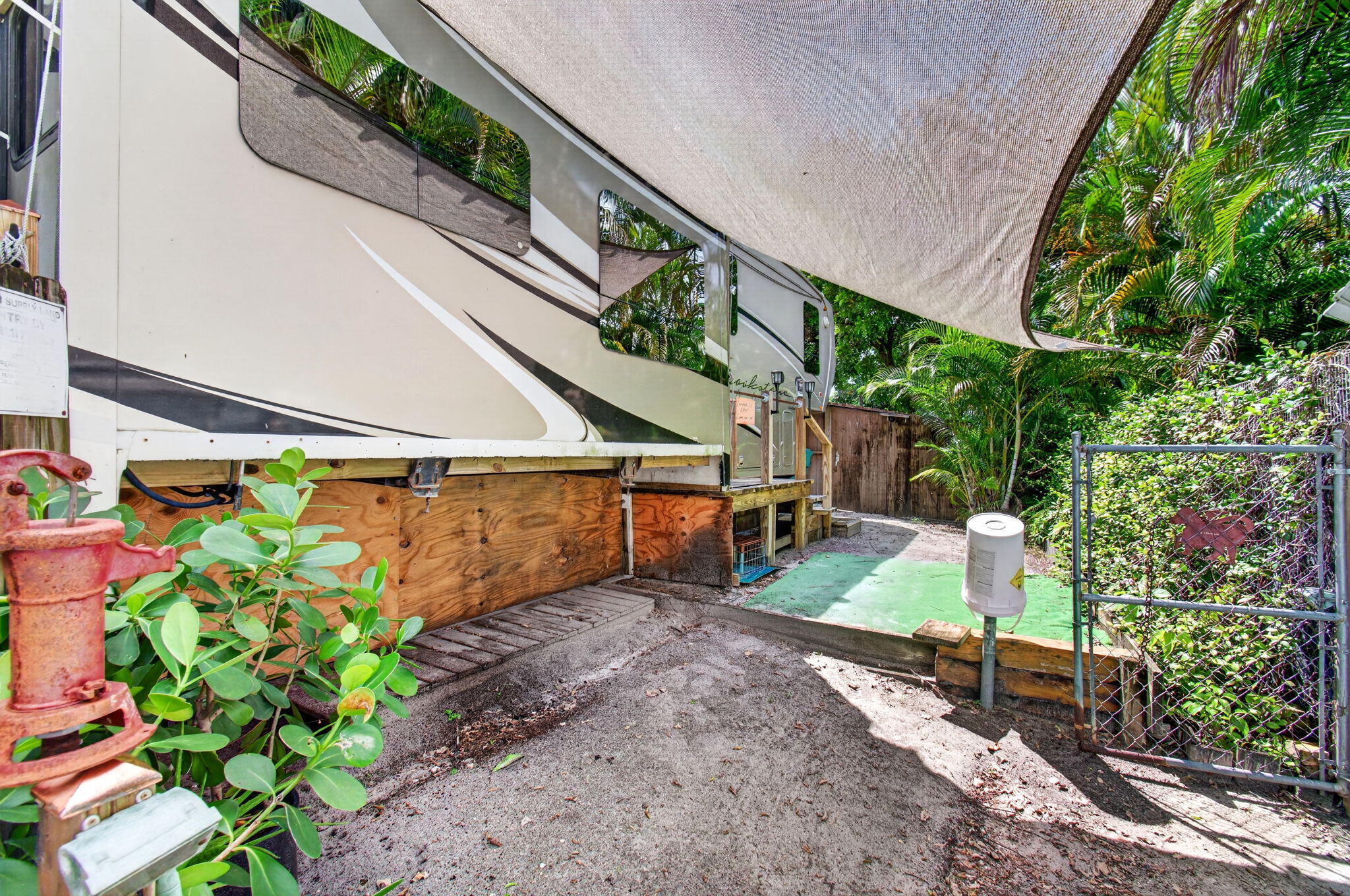 502 VENICE Drive