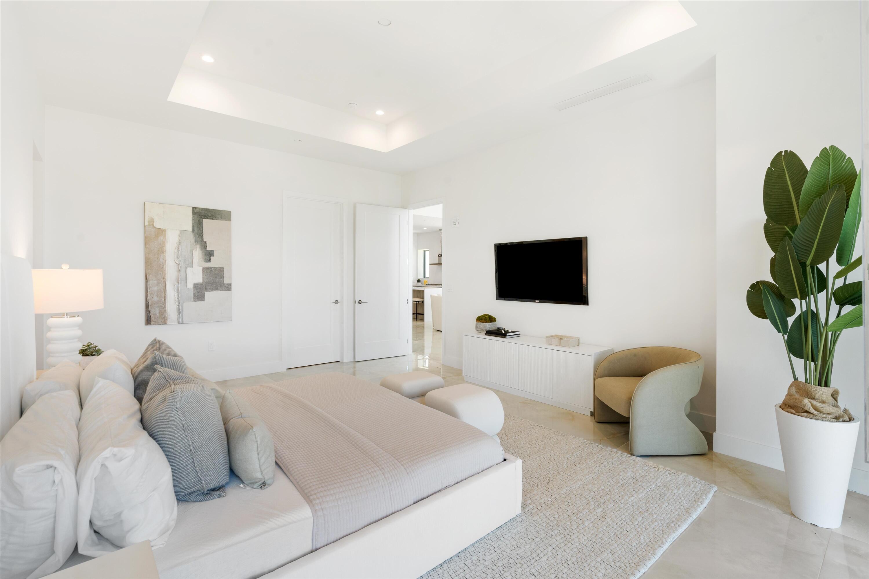 495 E Royal Palm Rd Road 901