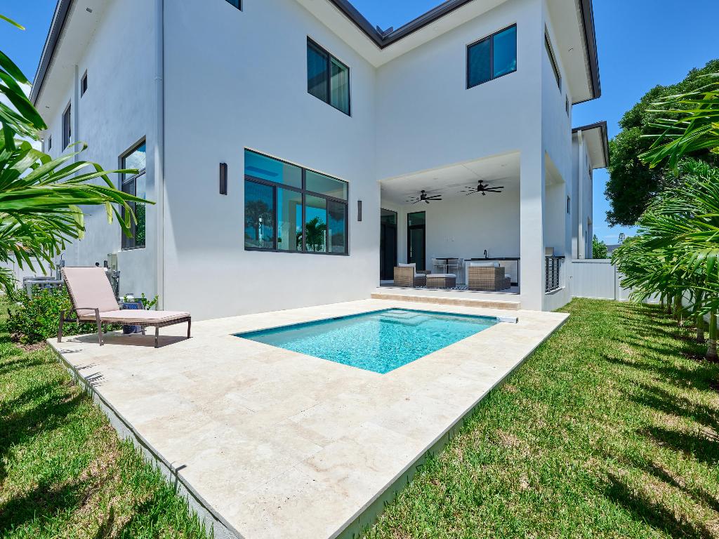 907 NE 2nd Avenue, Delray Beach FL, 33444