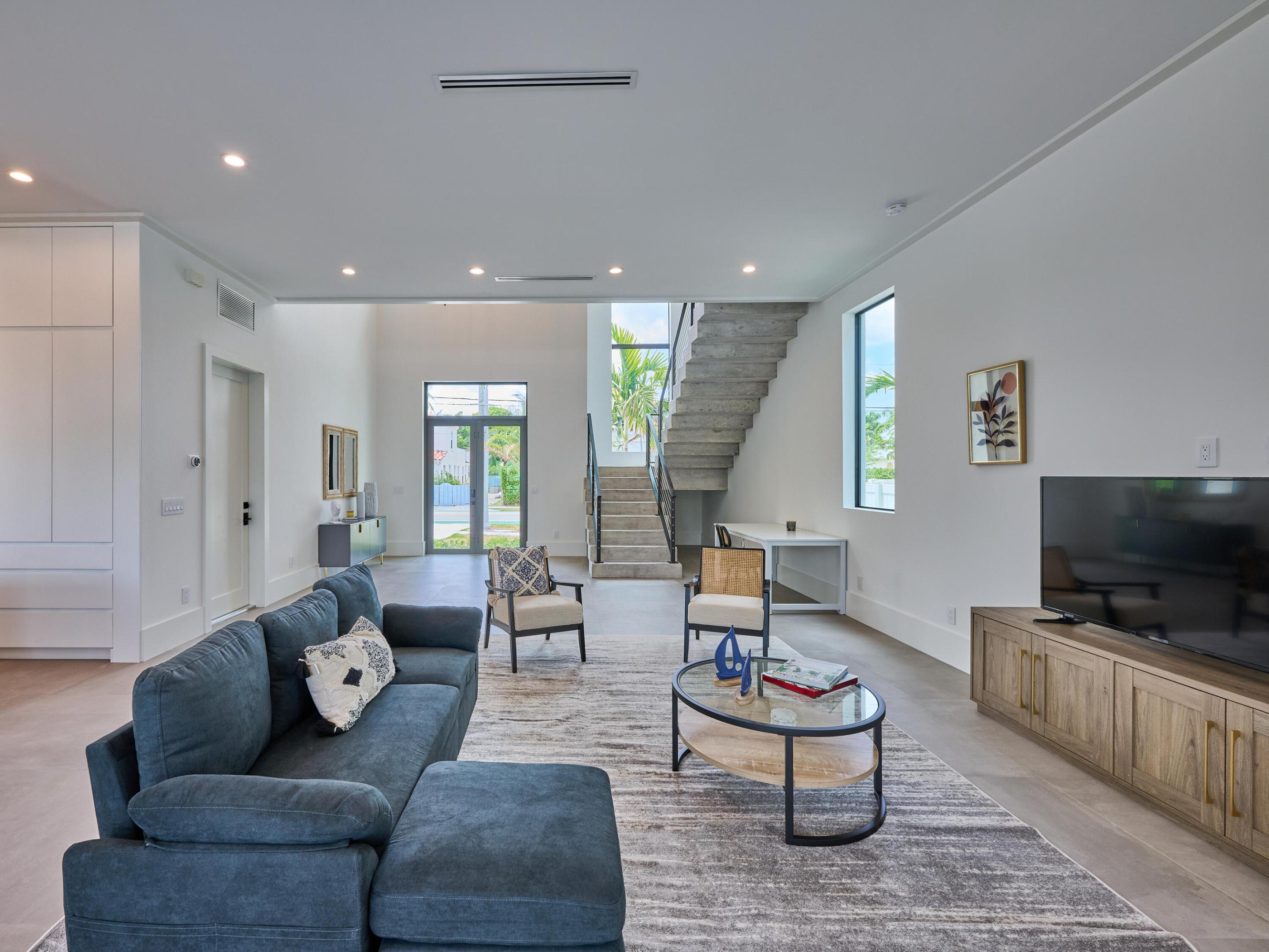 907 NE 2nd Avenue, Delray Beach FL, 33444