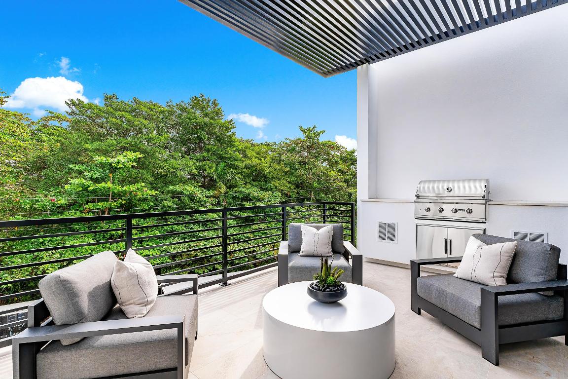 930 Palm Trail, Delray Beach FL, 33483