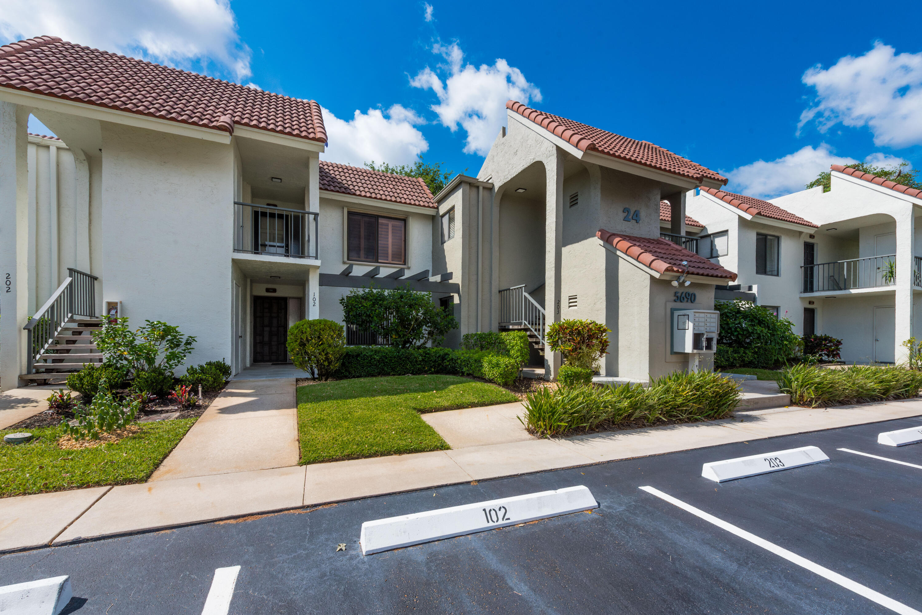 5690 Fairway Pard Drive 102