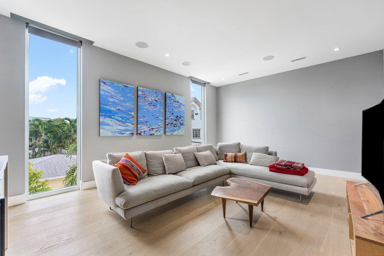 132 NE 7th Avenue