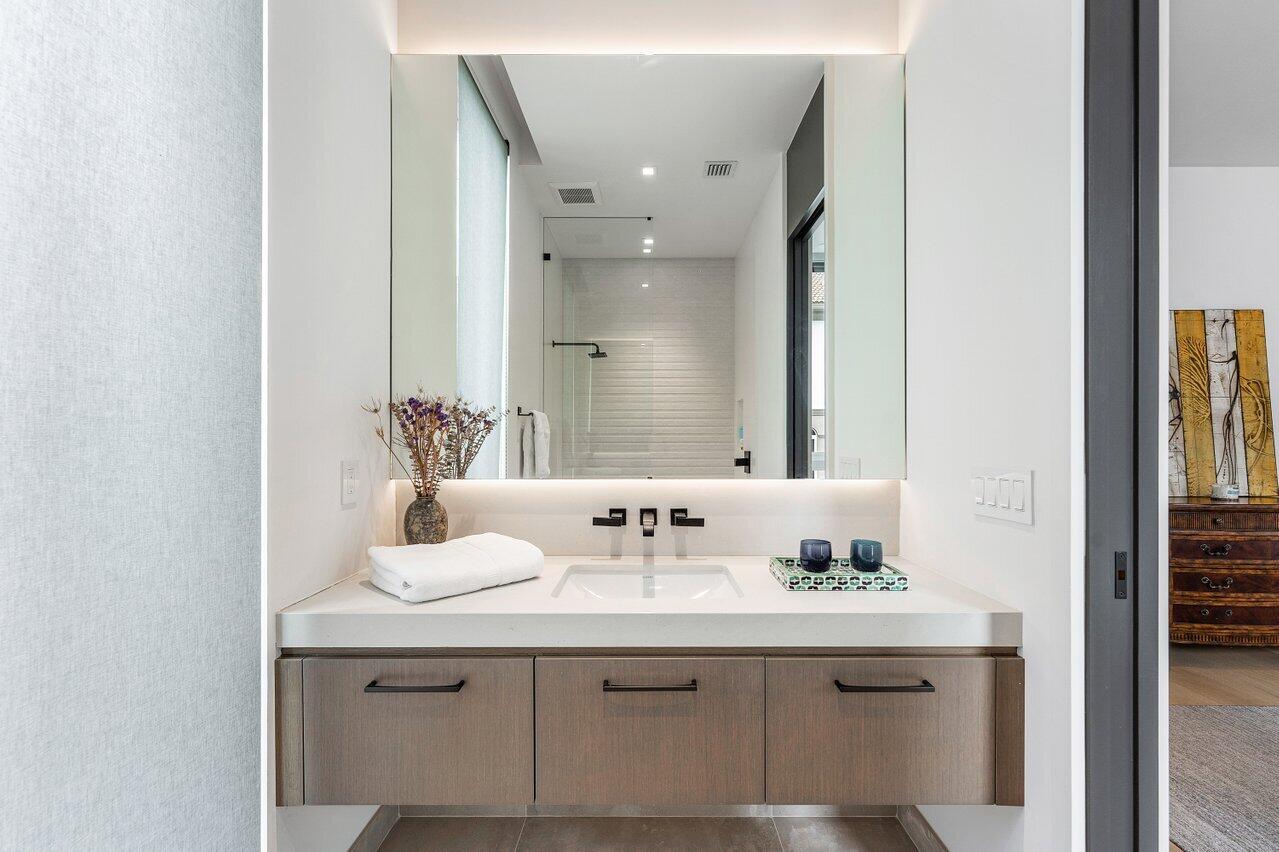 132 NE 7th Avenue