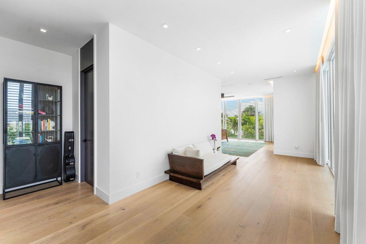 132 NE 7th Avenue