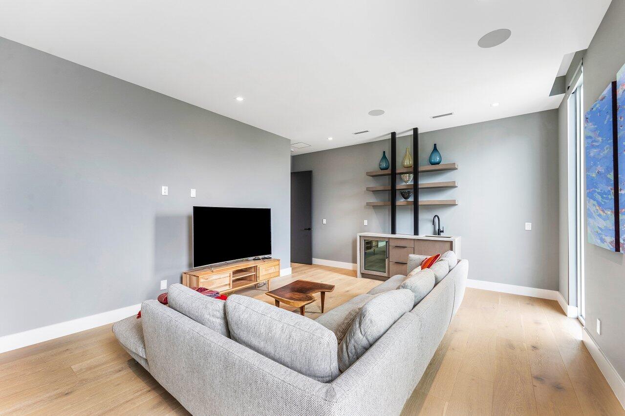 132 NE 7th Avenue