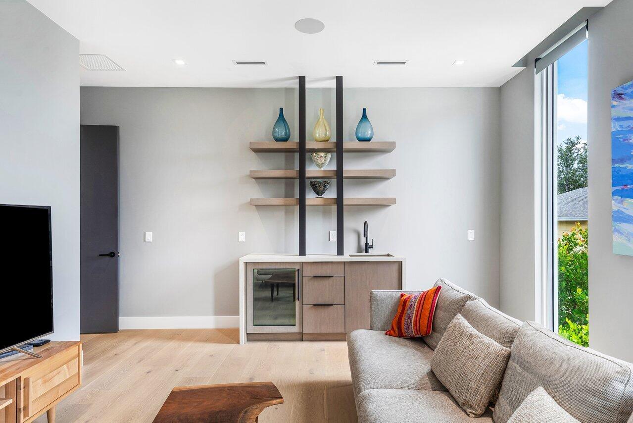 132 NE 7th Avenue