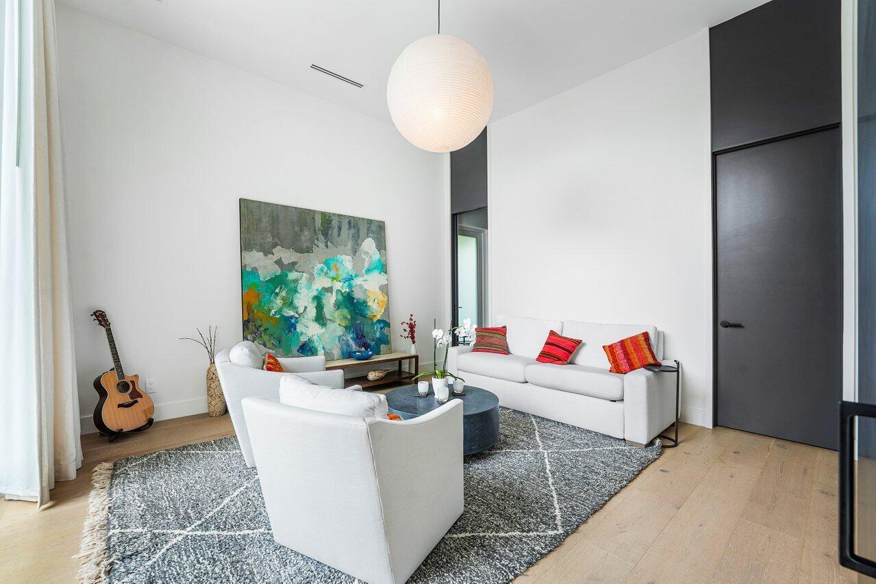 132 NE 7th Avenue