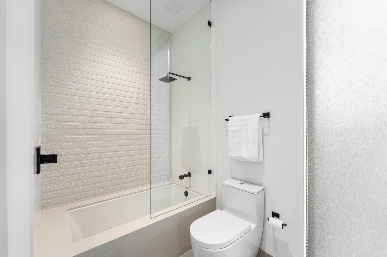 132 NE 7th Avenue