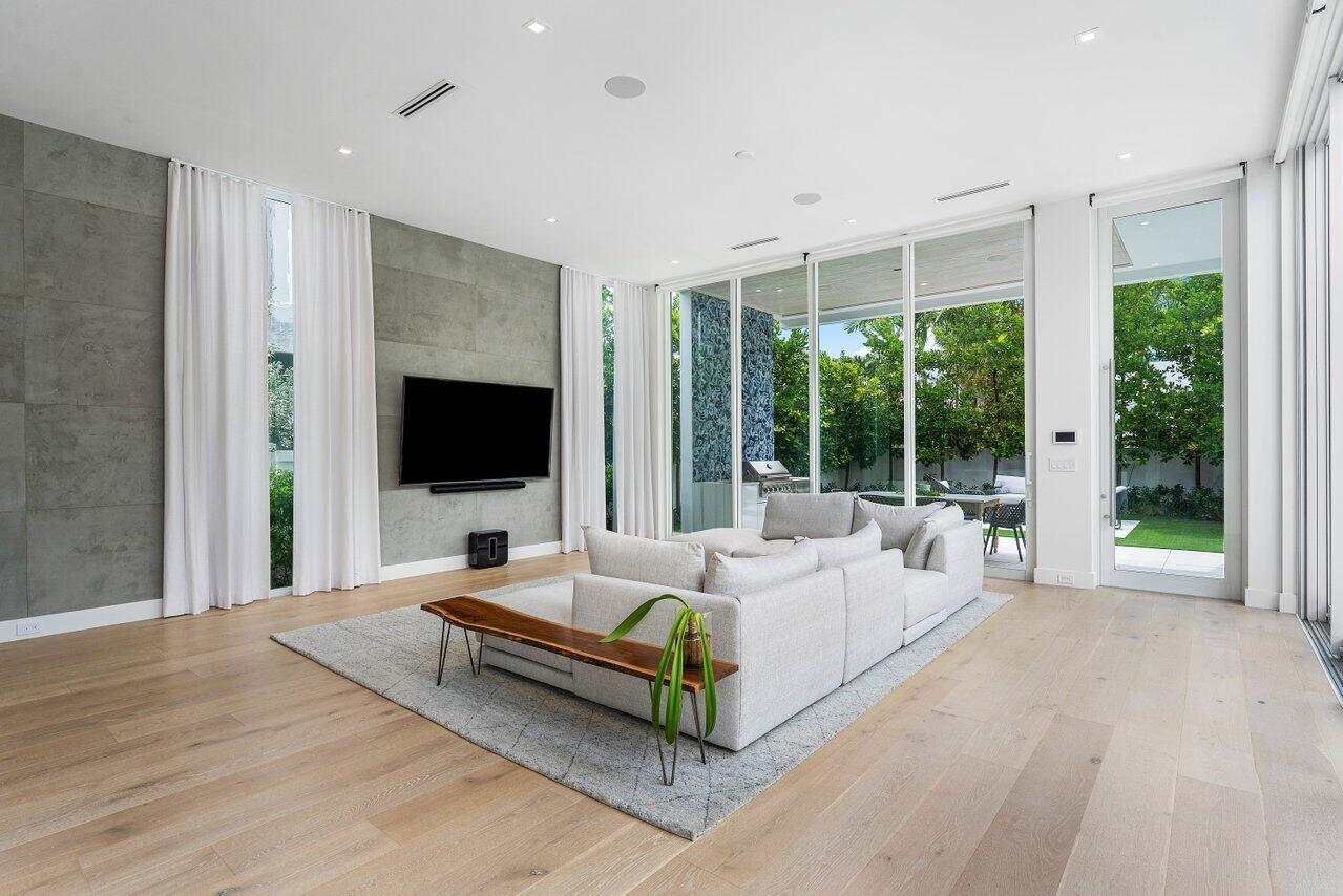 132 NE 7th Avenue