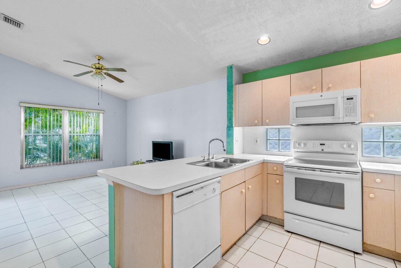 4276 Manor Forest Way