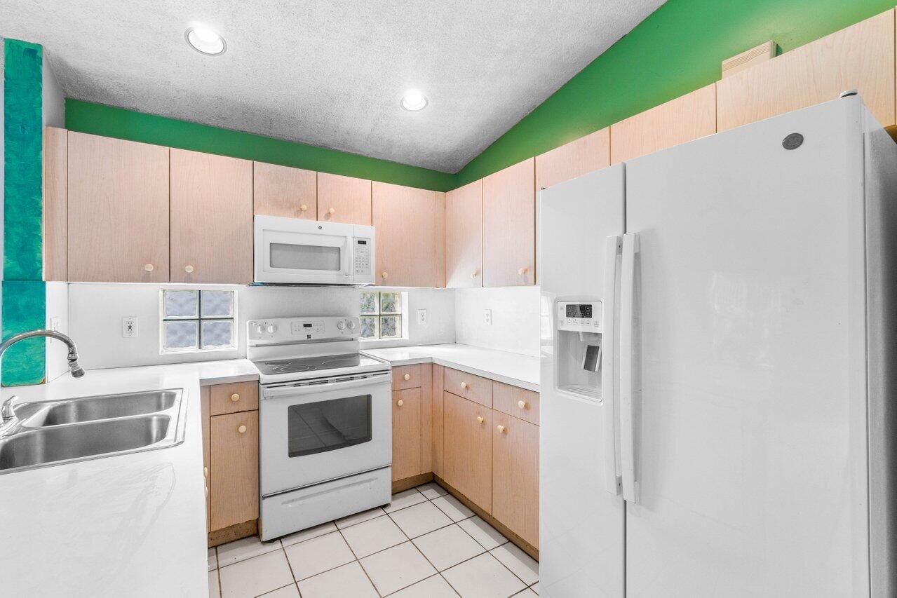 4276 Manor Forest Way