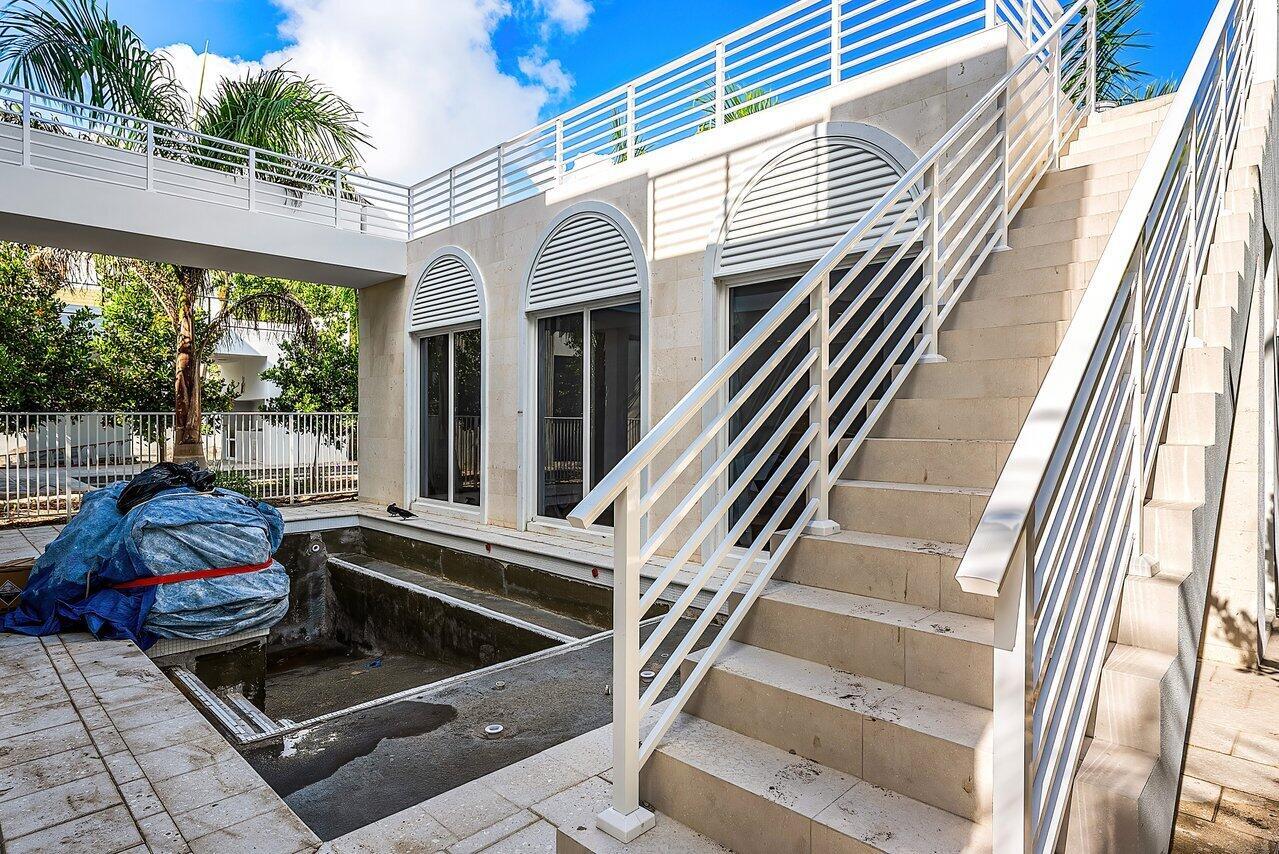 812 Palm Trail