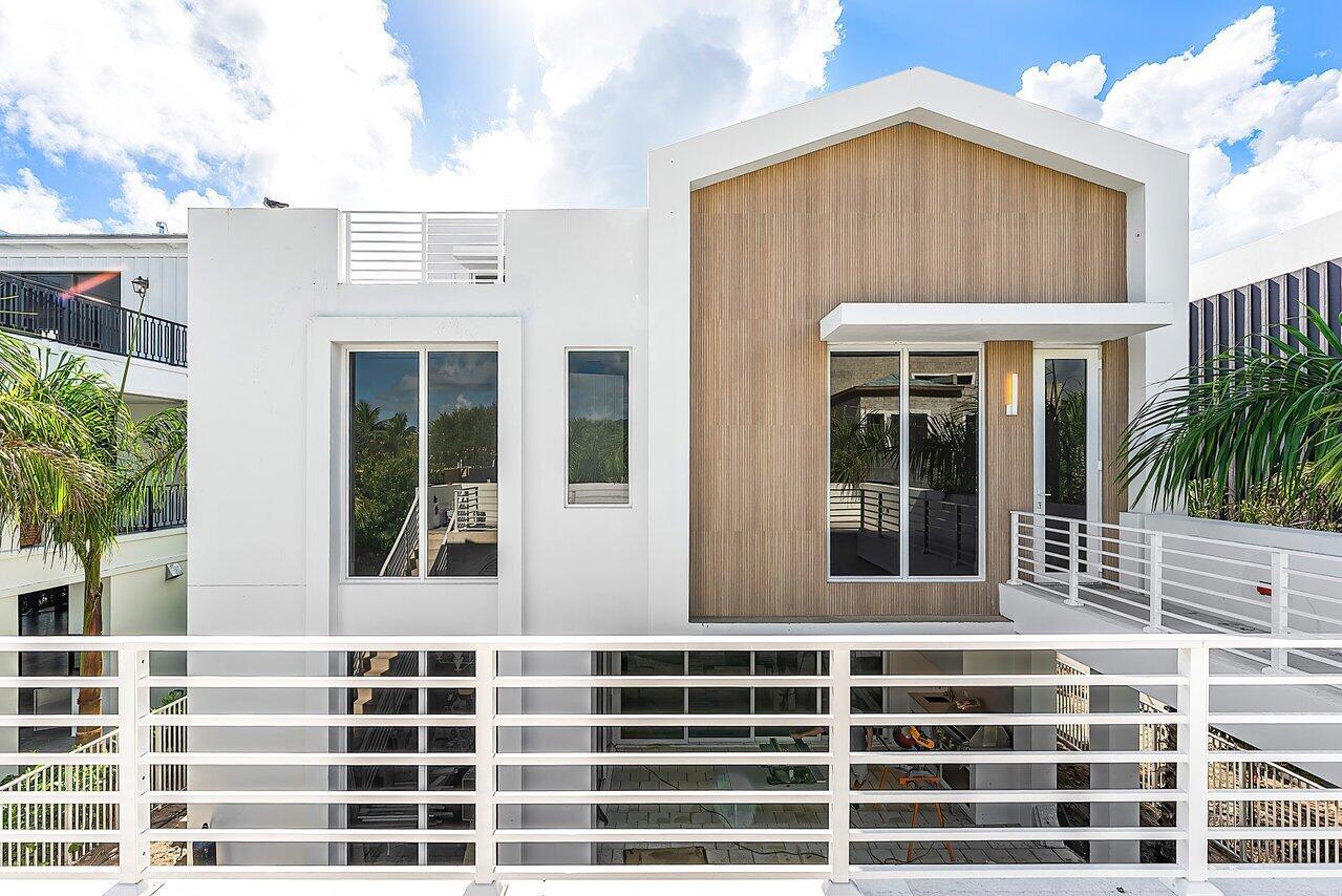 812 Palm Trail