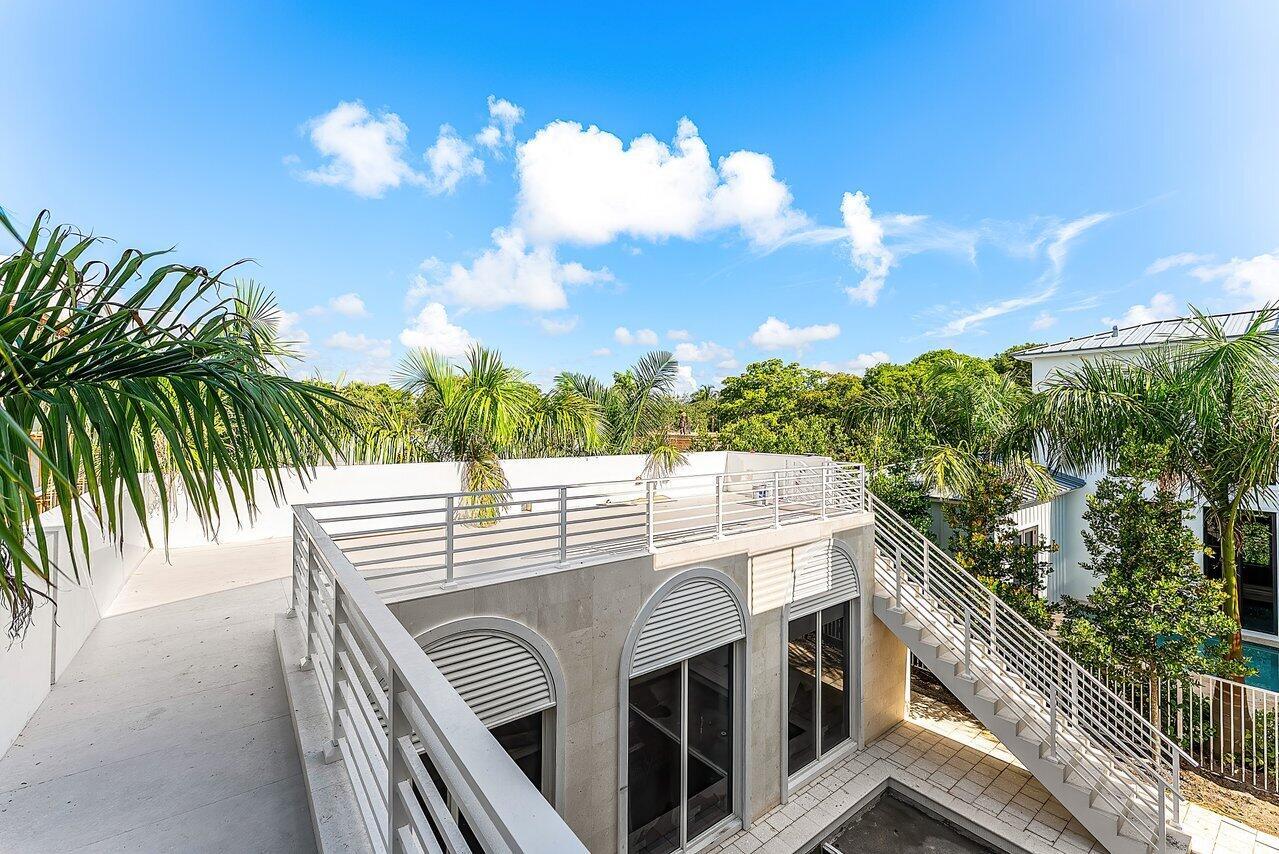 812 Palm Trail