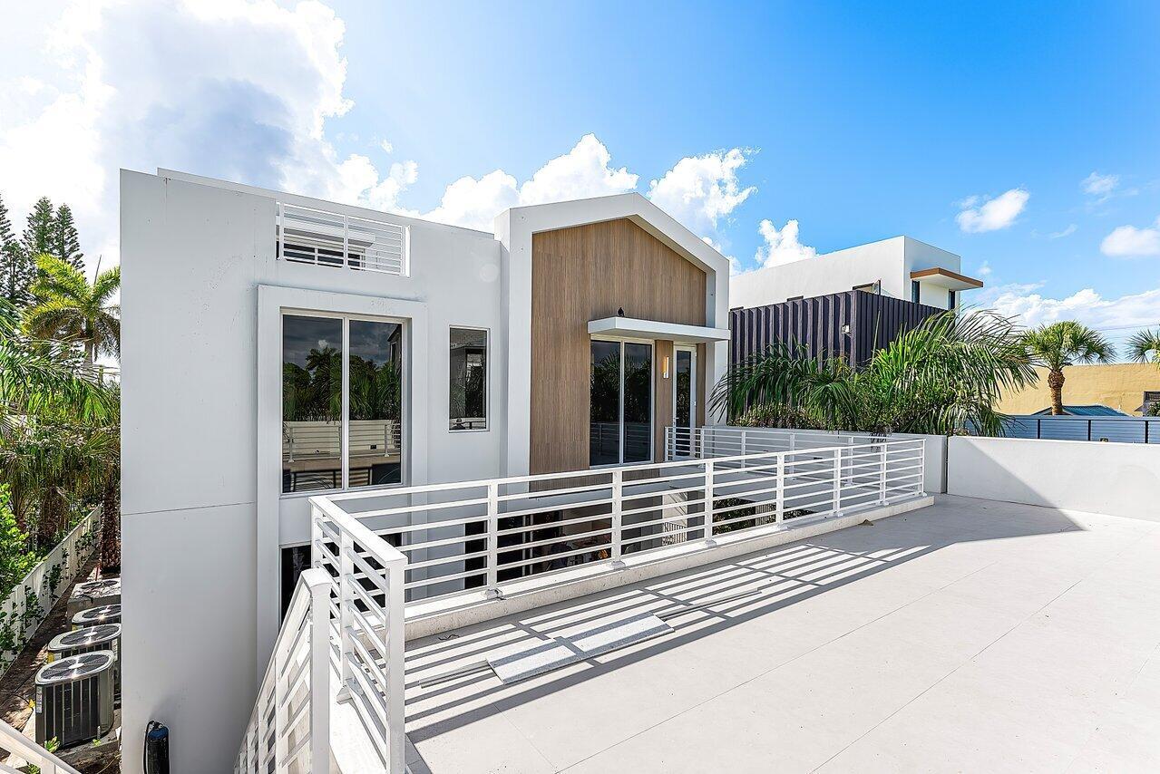 812 Palm Trail