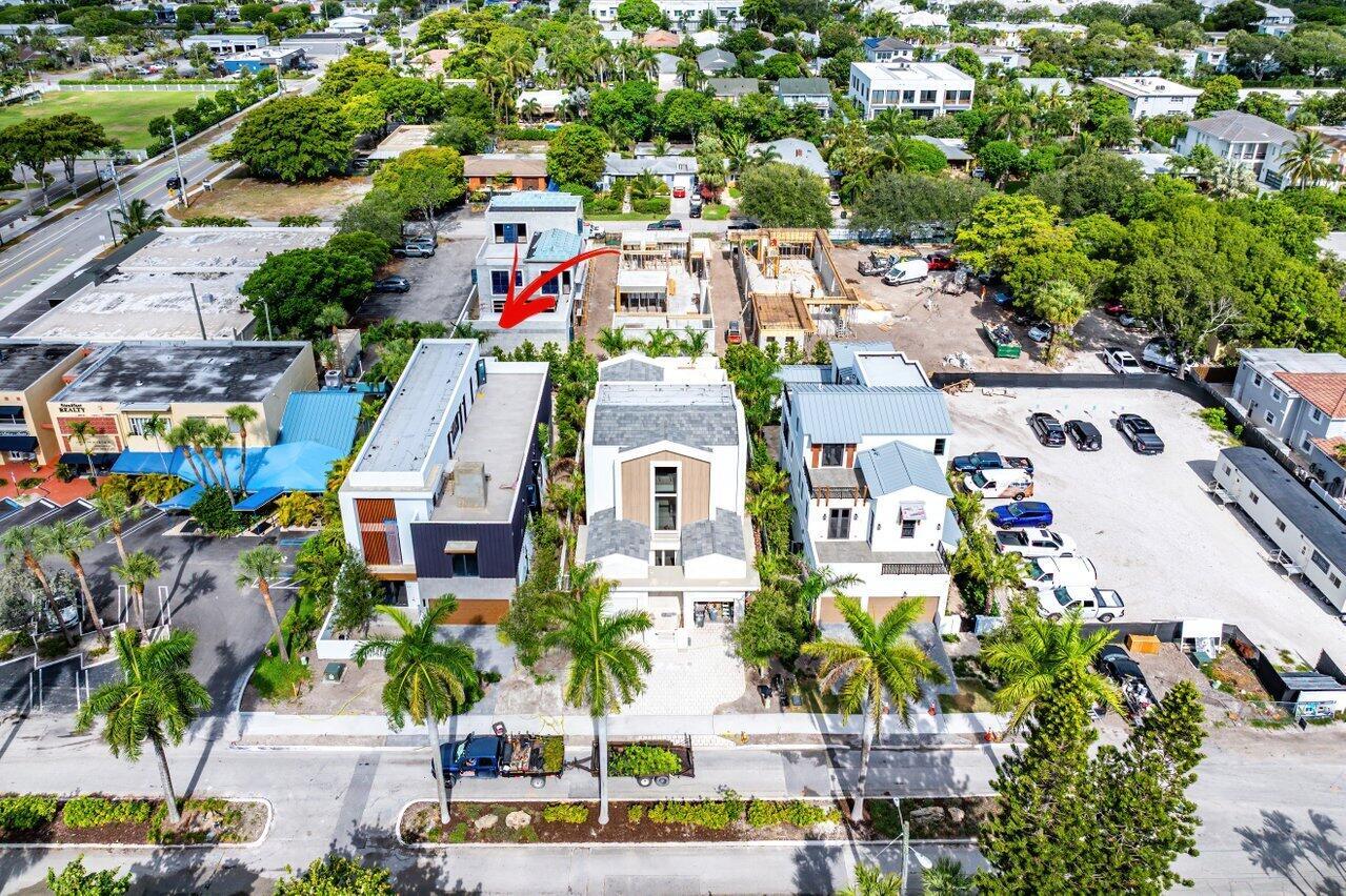 810 Palm Trail