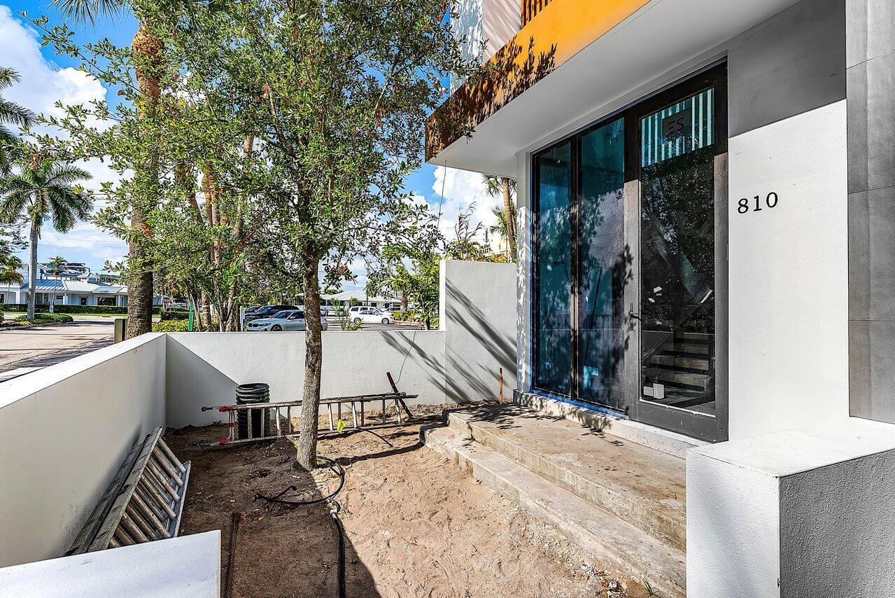 810 Palm Trail