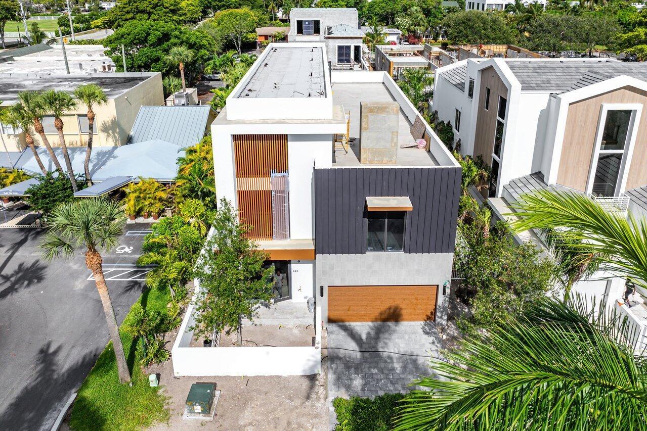 810 Palm Trail