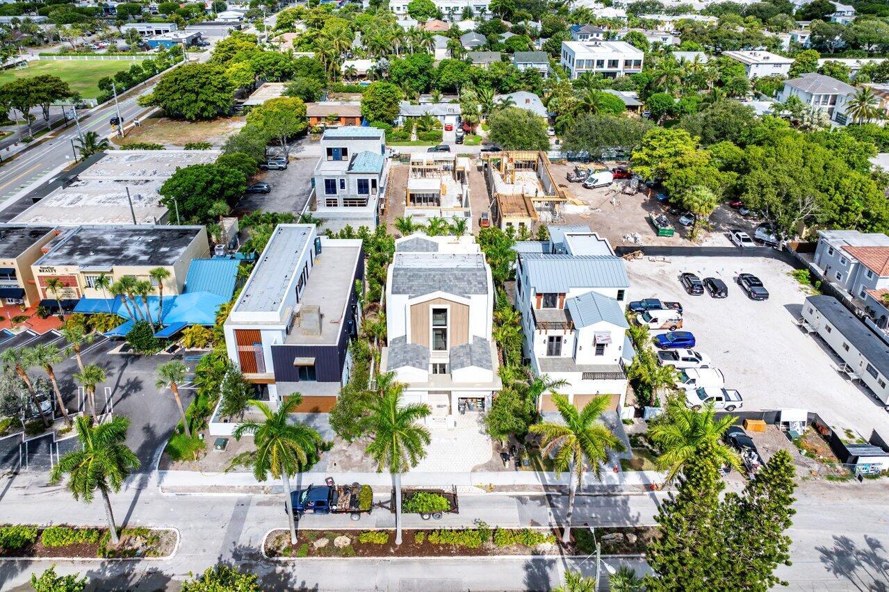 810 Palm Trail